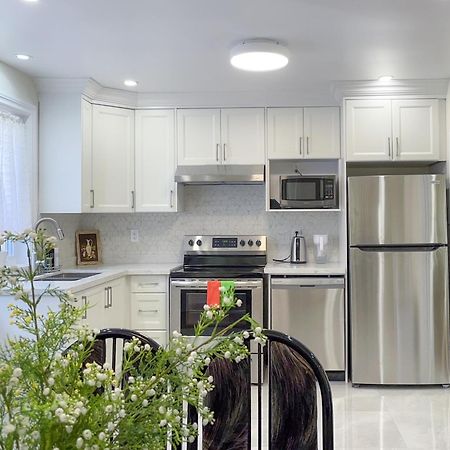 토론토 Newly-Renovated 3Br House, 12 Minutes To Airport 아파트 외부 사진