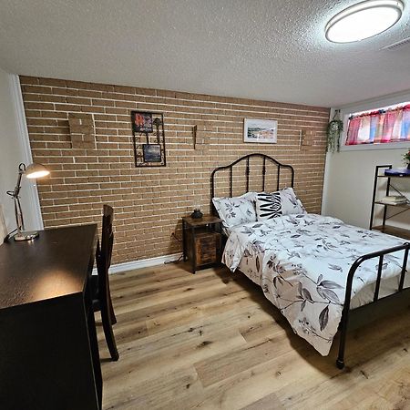 토론토 Newly-Renovated 3Br House, 12 Minutes To Airport 아파트 외부 사진