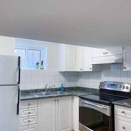 토론토 Newly-Renovated 3Br House, 12 Minutes To Airport 아파트 외부 사진