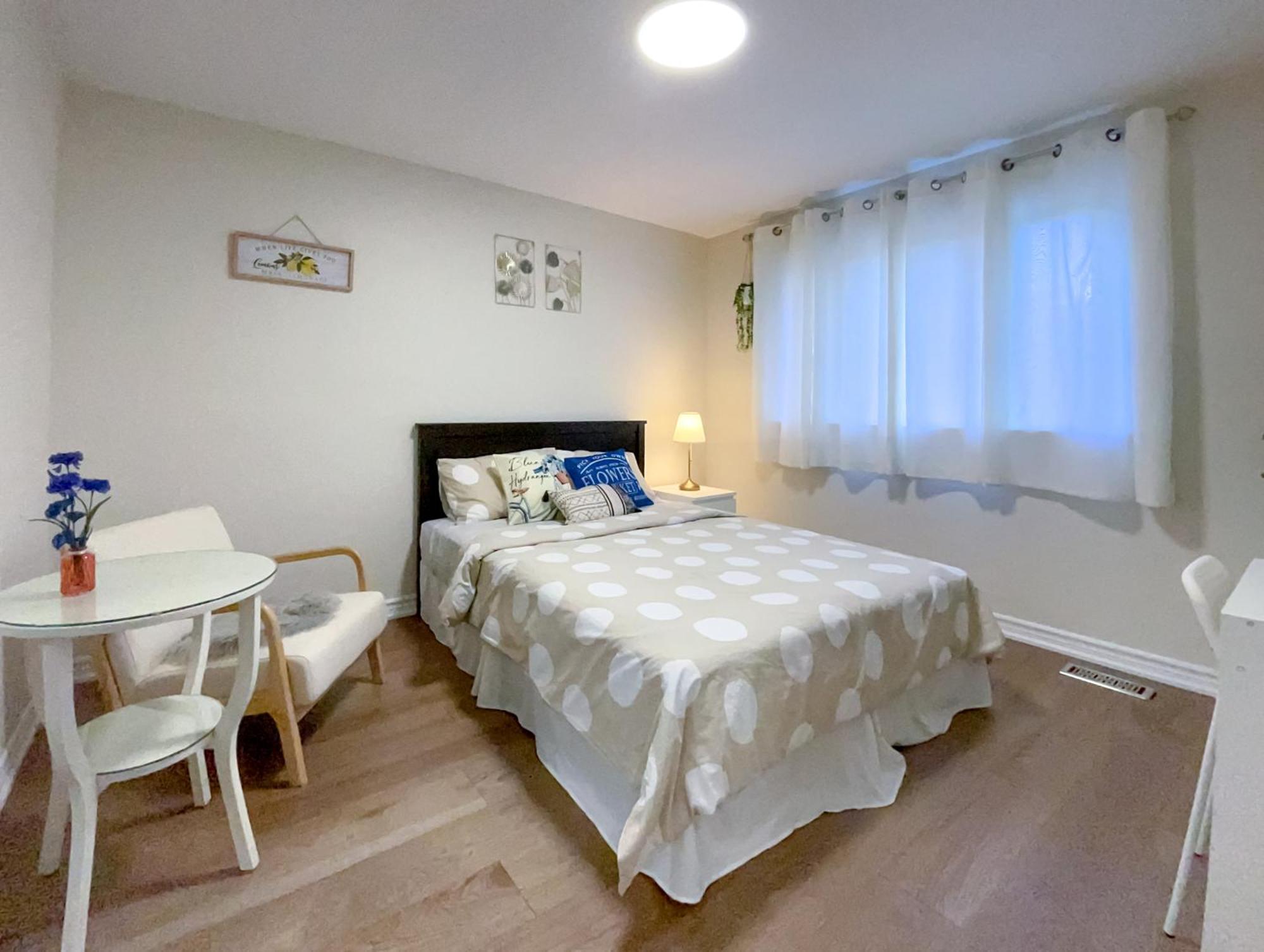 토론토 Newly-Renovated 3Br House, 12 Minutes To Airport 아파트 외부 사진