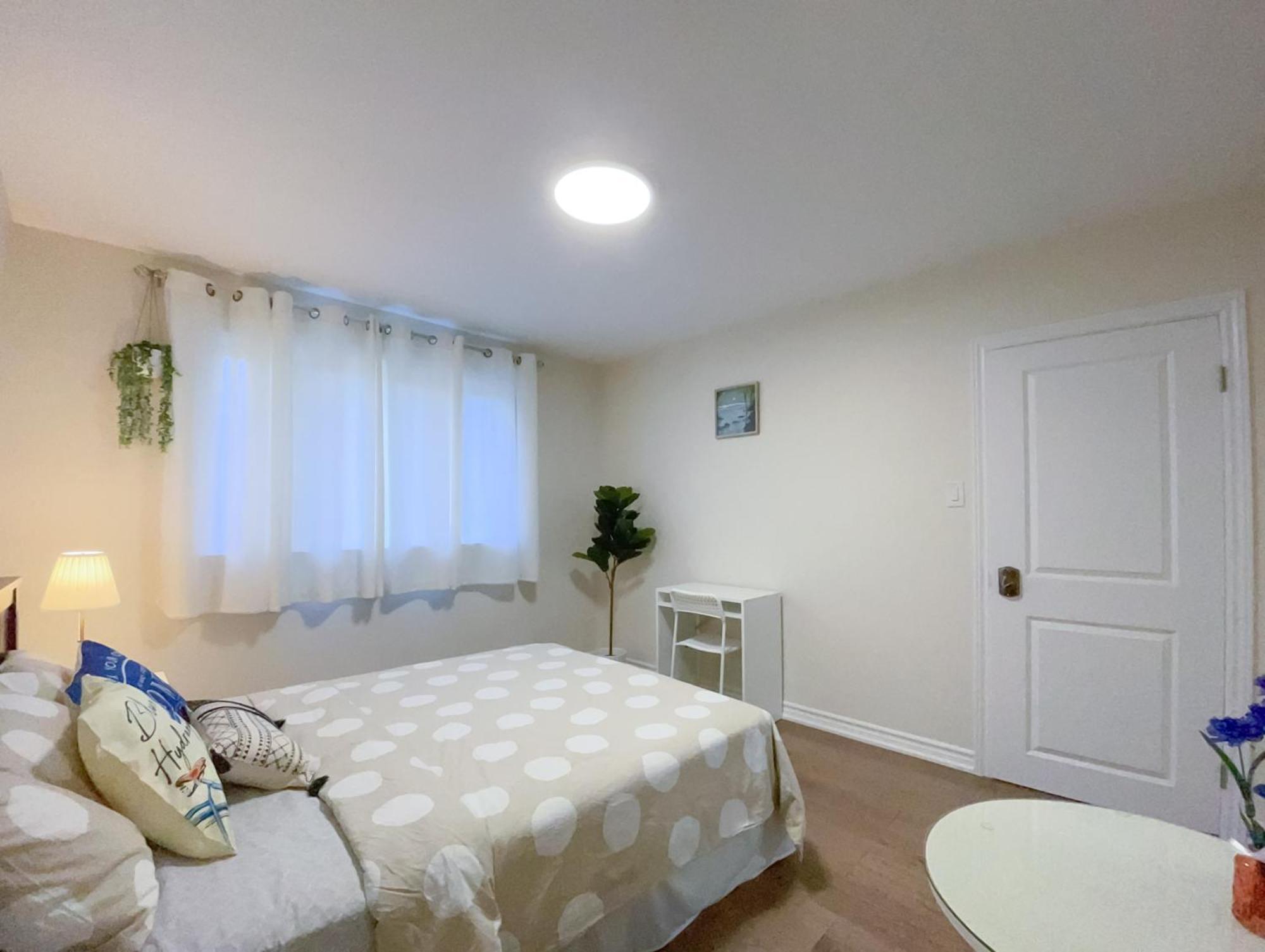 토론토 Newly-Renovated 3Br House, 12 Minutes To Airport 아파트 외부 사진