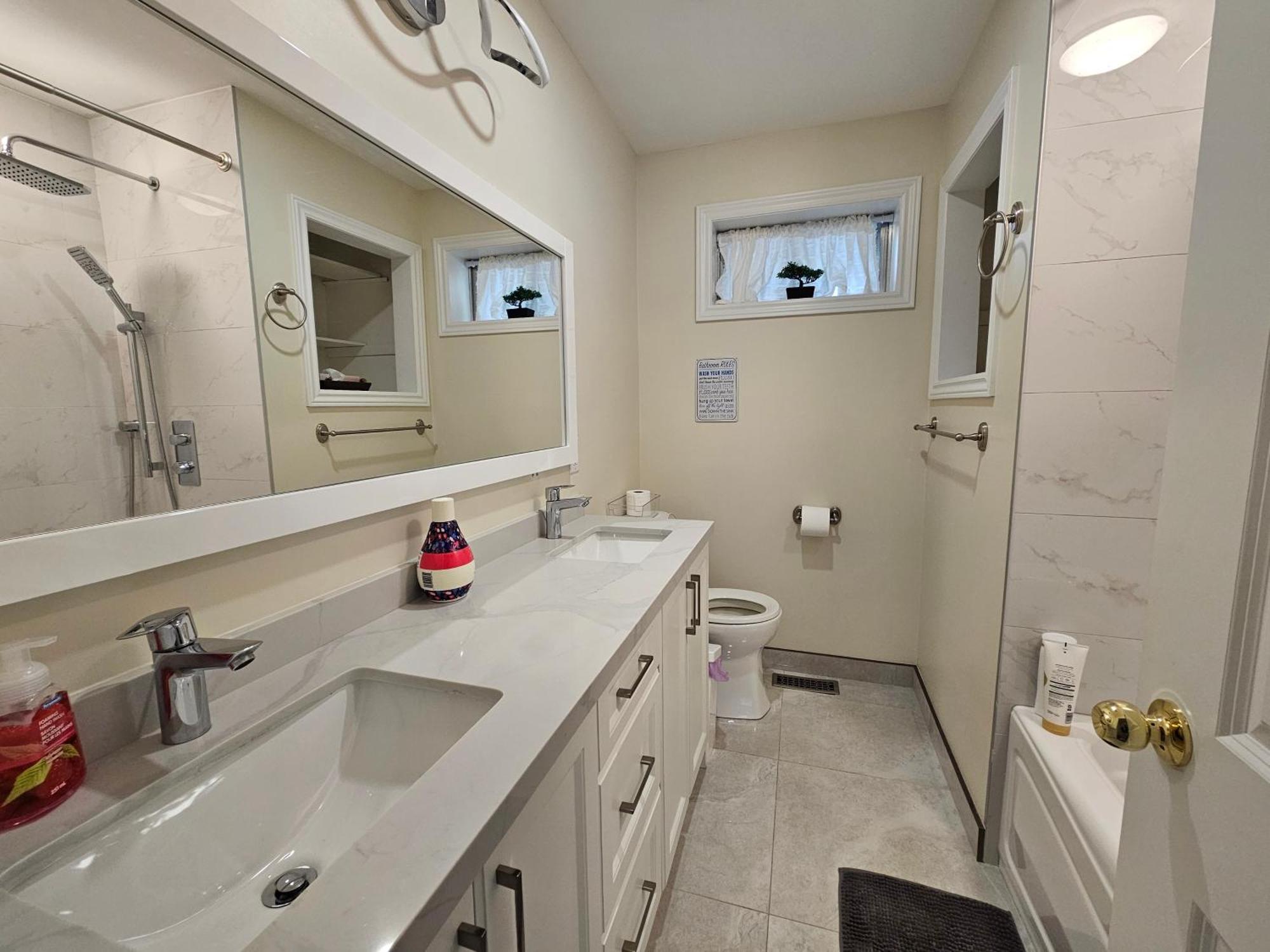 토론토 Newly-Renovated 3Br House, 12 Minutes To Airport 아파트 외부 사진