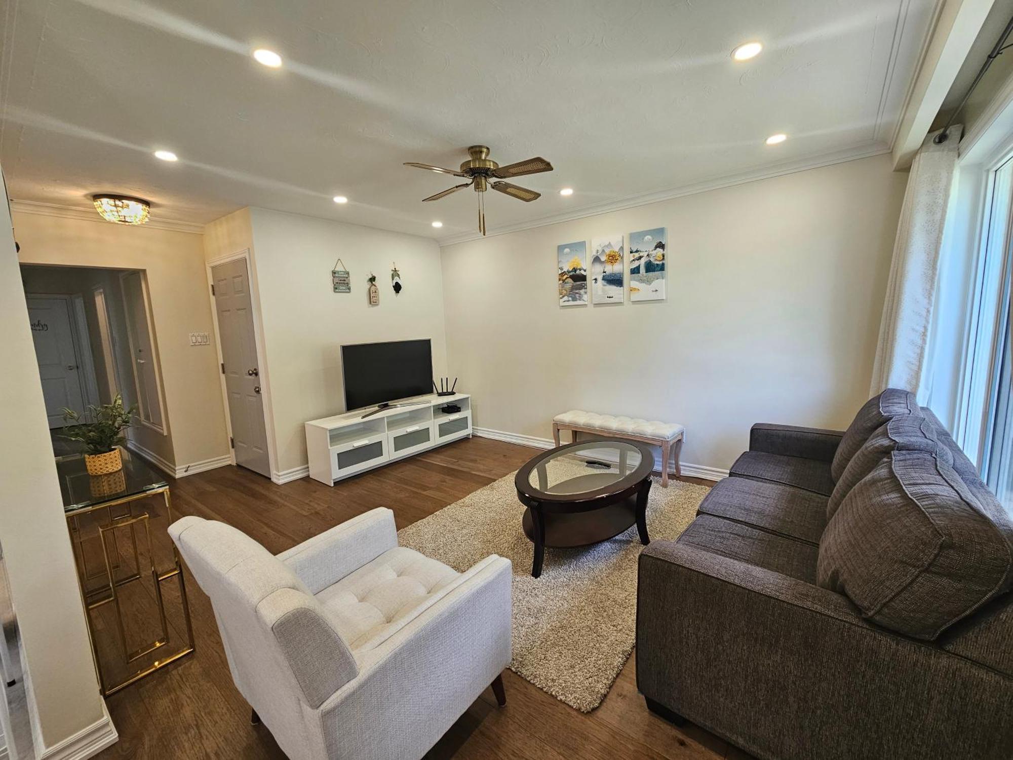 토론토 Newly-Renovated 3Br House, 12 Minutes To Airport 아파트 외부 사진
