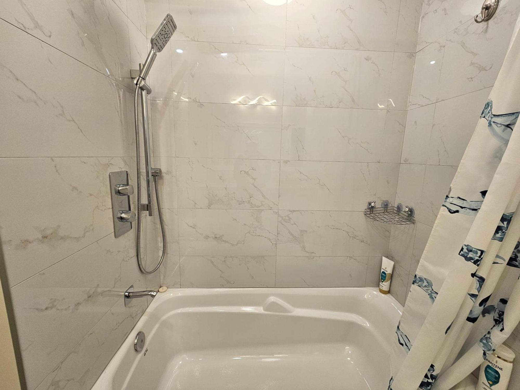 토론토 Newly-Renovated 3Br House, 12 Minutes To Airport 아파트 외부 사진