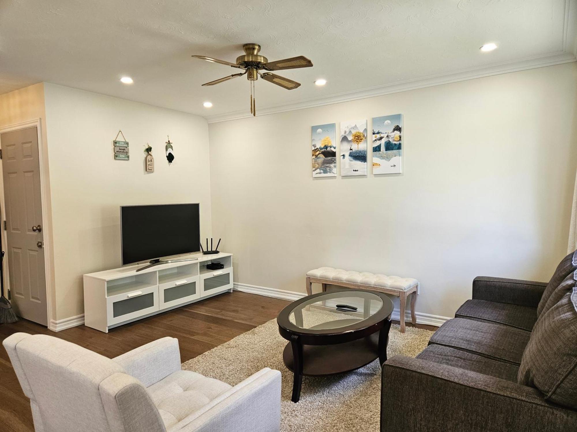 토론토 Newly-Renovated 3Br House, 12 Minutes To Airport 아파트 외부 사진