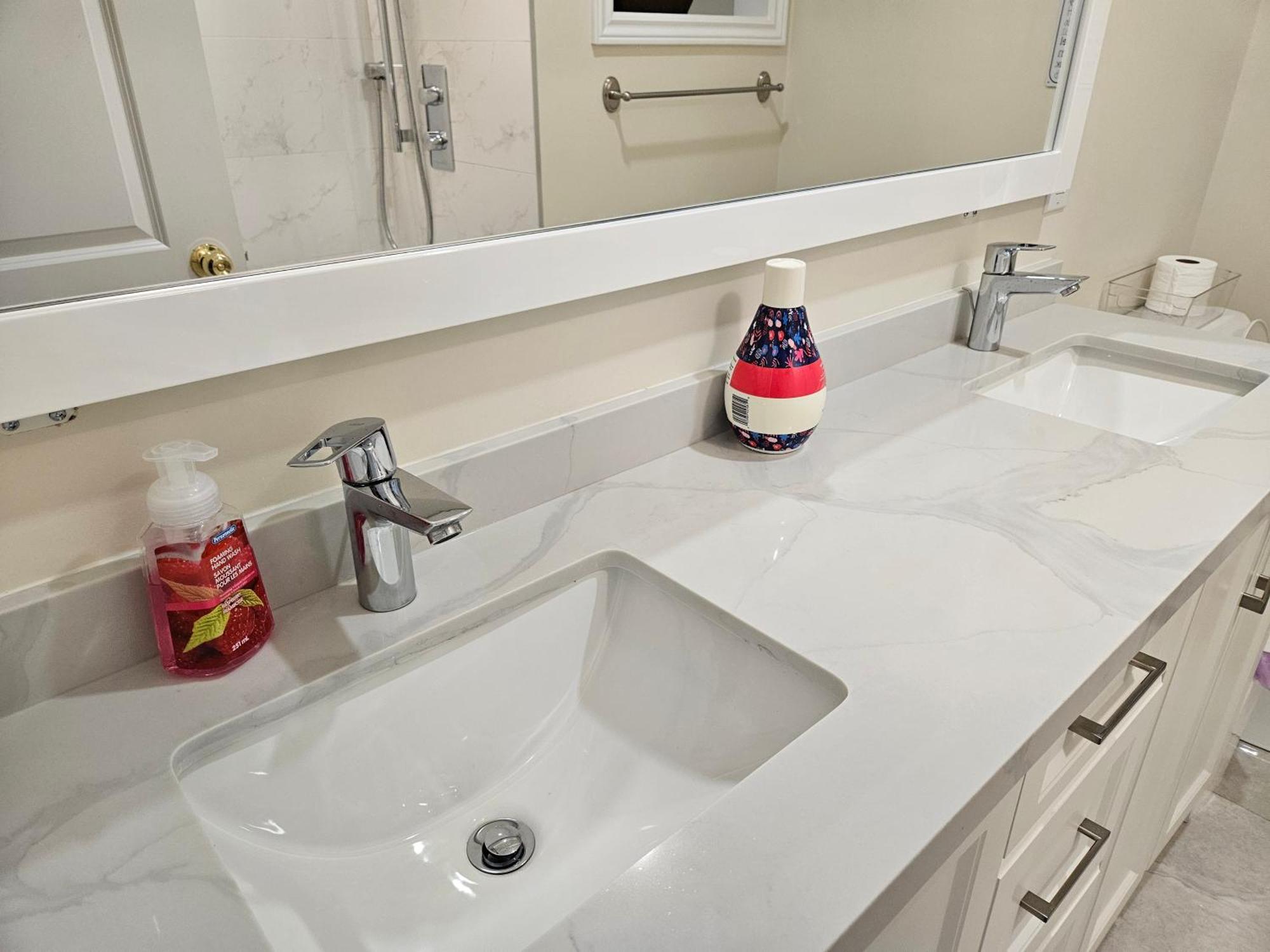 토론토 Newly-Renovated 3Br House, 12 Minutes To Airport 아파트 외부 사진