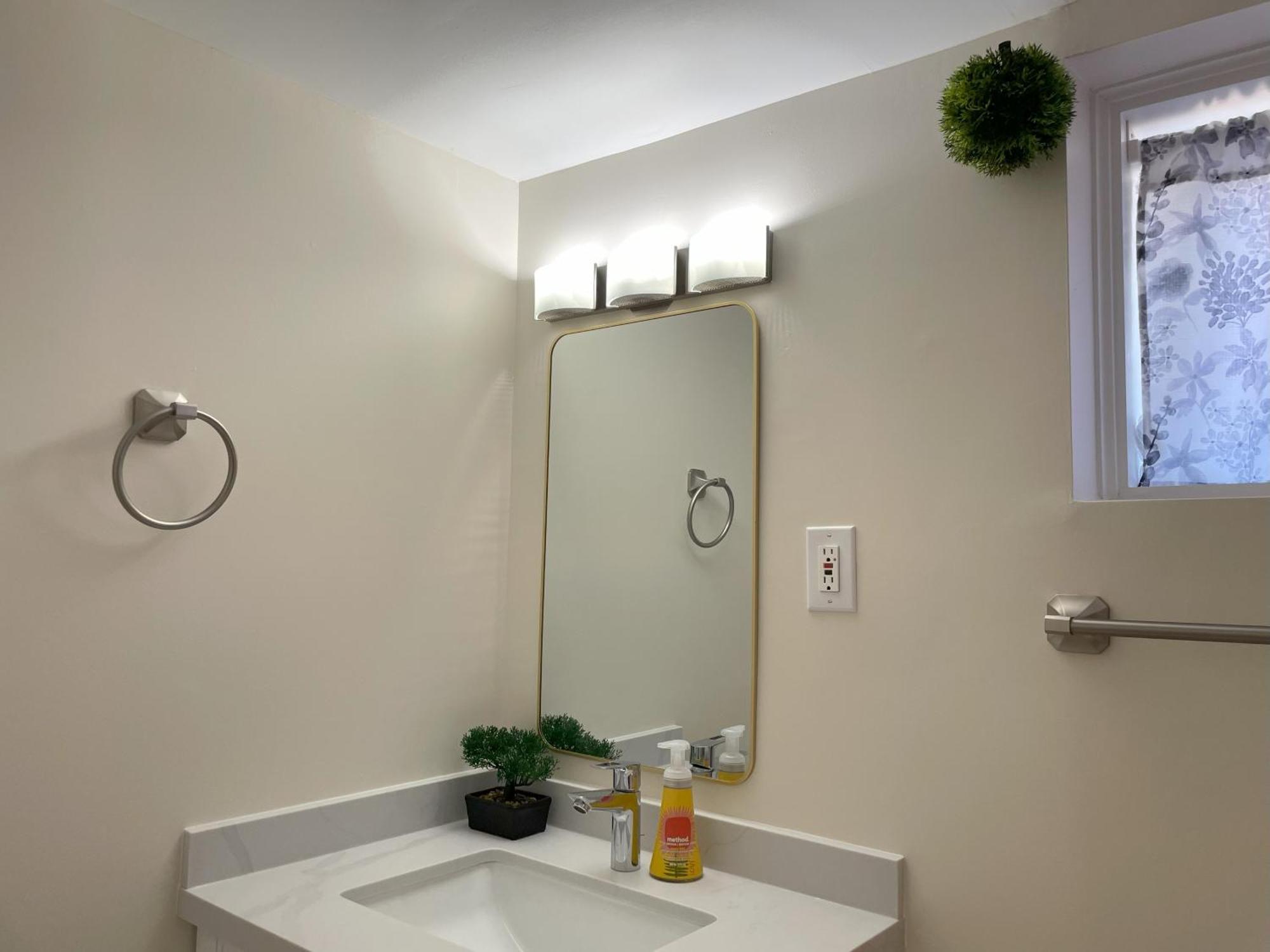 토론토 Newly-Renovated 3Br House, 12 Minutes To Airport 아파트 외부 사진