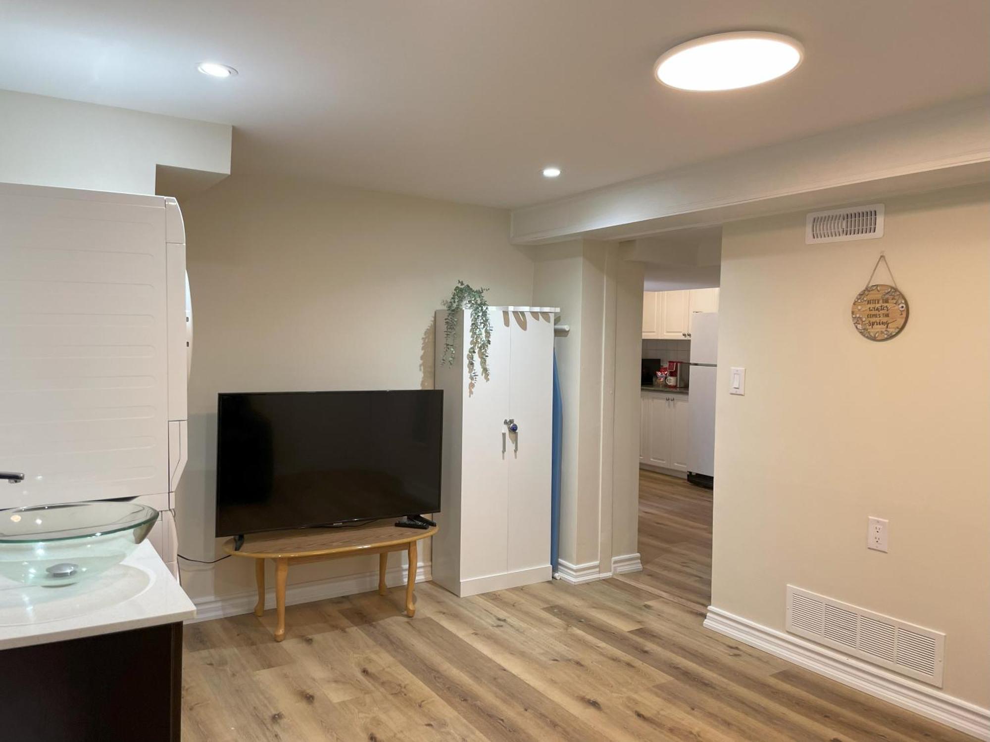 토론토 Newly-Renovated 3Br House, 12 Minutes To Airport 아파트 외부 사진