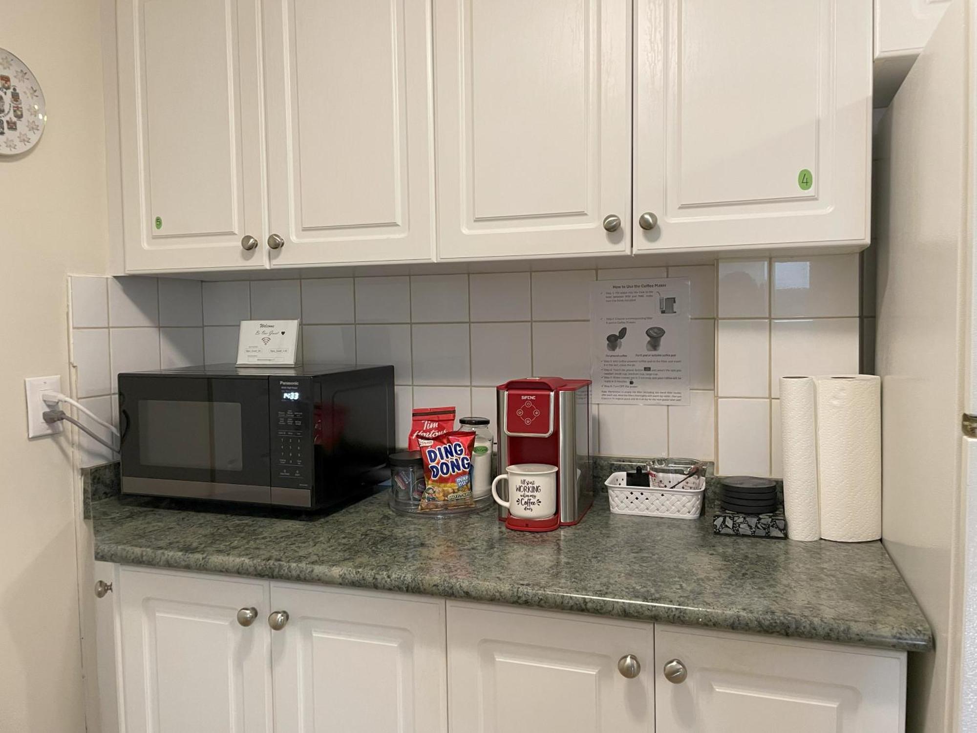 토론토 Newly-Renovated 3Br House, 12 Minutes To Airport 아파트 외부 사진