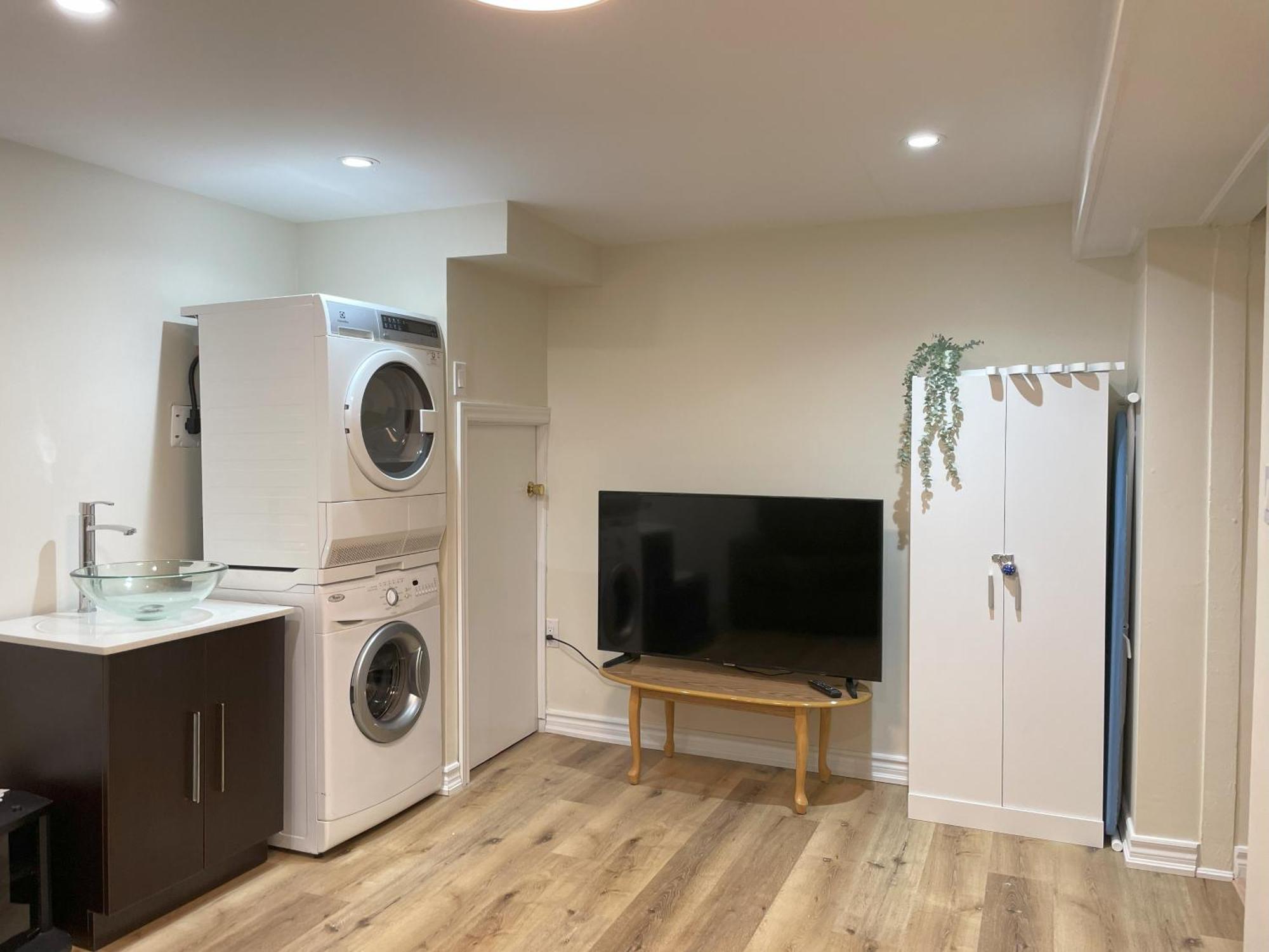 토론토 Newly-Renovated 3Br House, 12 Minutes To Airport 아파트 외부 사진