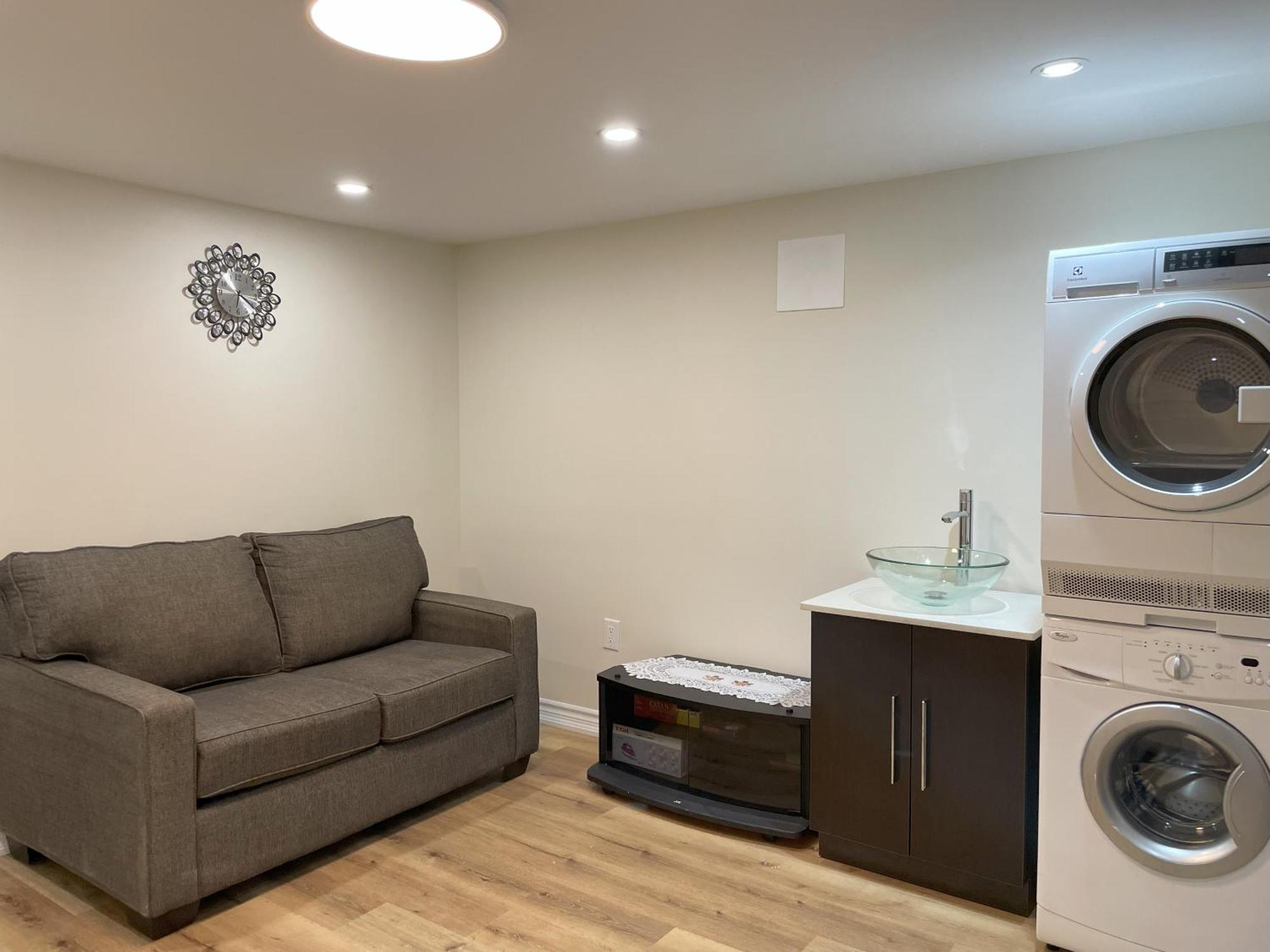 토론토 Newly-Renovated 3Br House, 12 Minutes To Airport 아파트 외부 사진