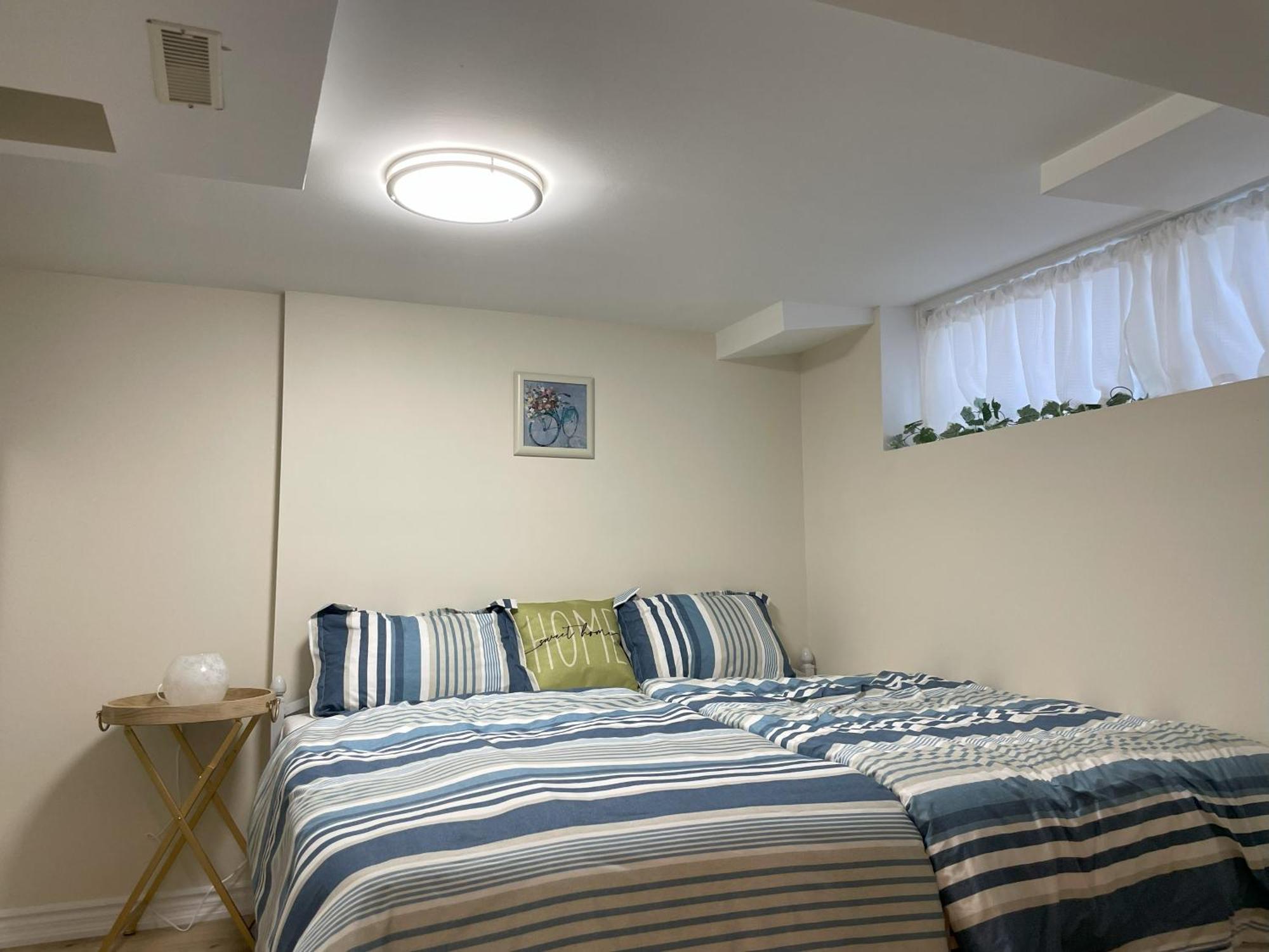 토론토 Newly-Renovated 3Br House, 12 Minutes To Airport 아파트 외부 사진