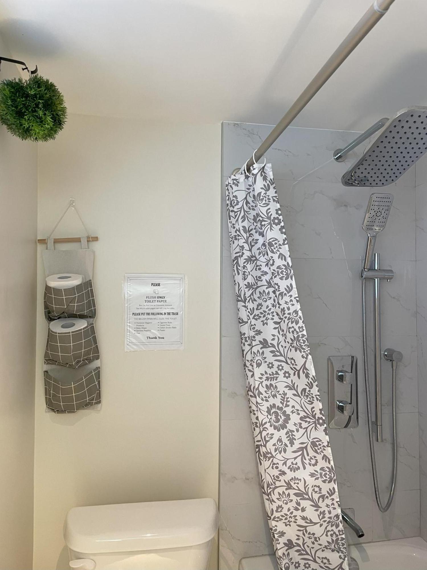 토론토 Newly-Renovated 3Br House, 12 Minutes To Airport 아파트 외부 사진