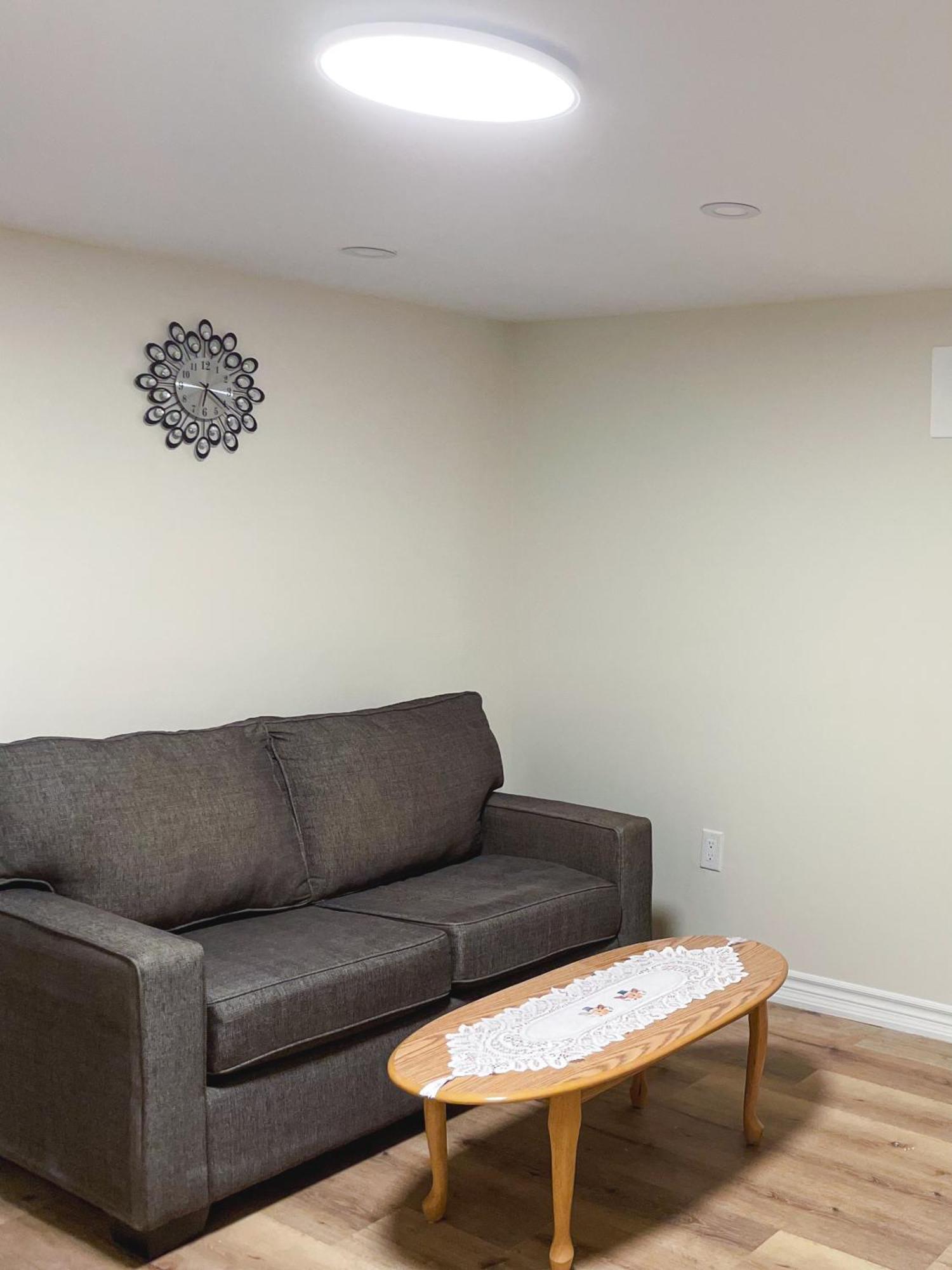 토론토 Newly-Renovated 3Br House, 12 Minutes To Airport 아파트 외부 사진