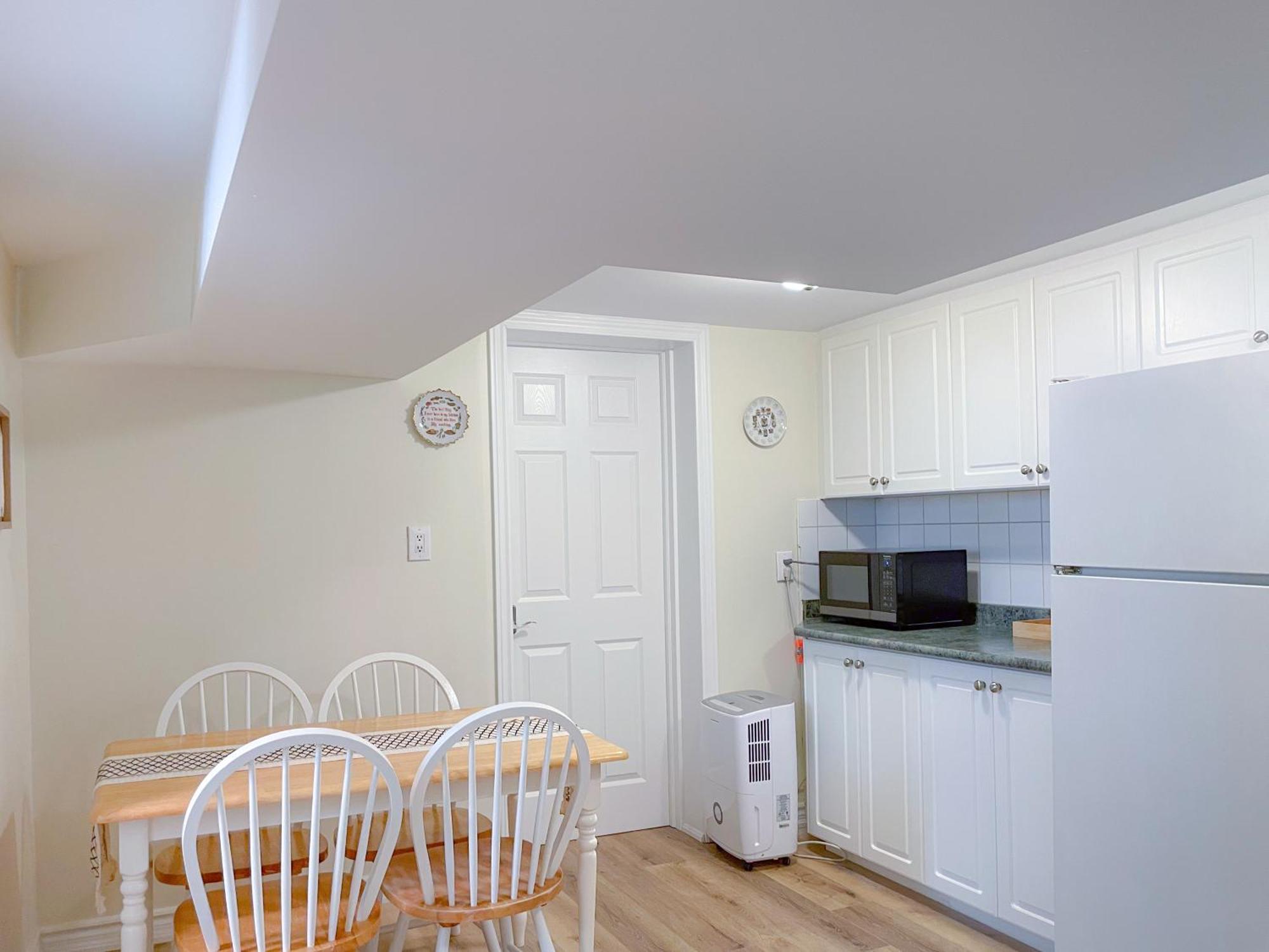 토론토 Newly-Renovated 3Br House, 12 Minutes To Airport 아파트 외부 사진